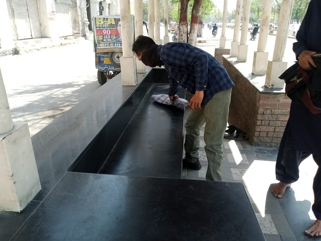 پنجاب ٹرانسپورٹ کمپنی کی بس سٹاپ شیلٹر صفائی کی ٹیم عوام کو کمپنی منشور کے مطابق ماحول دوست سفری سہولیات کے لیے بس سٹاپ شیلٹر کی صفائی ستھرائی کا کام سر انجام دے رہی ہیں۔